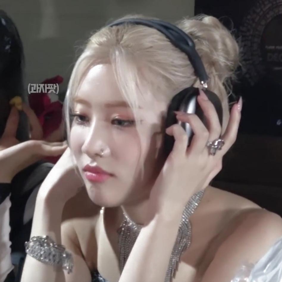 mochixorbitt's tweet photo. — (📎) #kimlip
                        ↬ [ #loona ] https://t.co/bAR6CtN3Rt