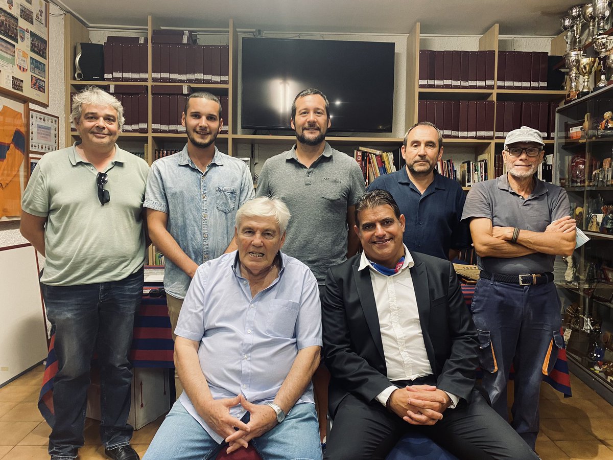 PassioSeny's tweet photo. 🔵🔴 Avui ens han convidat des de la @pbsantcugat per signar el llibre d’honor de la penya 📖✍🏻 https://t.co/SXXy2eWomk