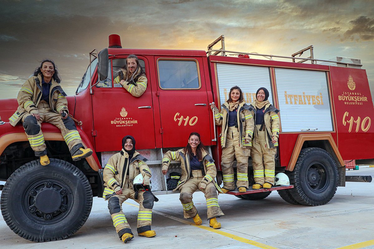 İBB’nin kadın itfaiyecileri fotoğrafına bayıldım. İstanbul’un ilk kadın itfaiyecileri olmalarına ise şaşırdım.