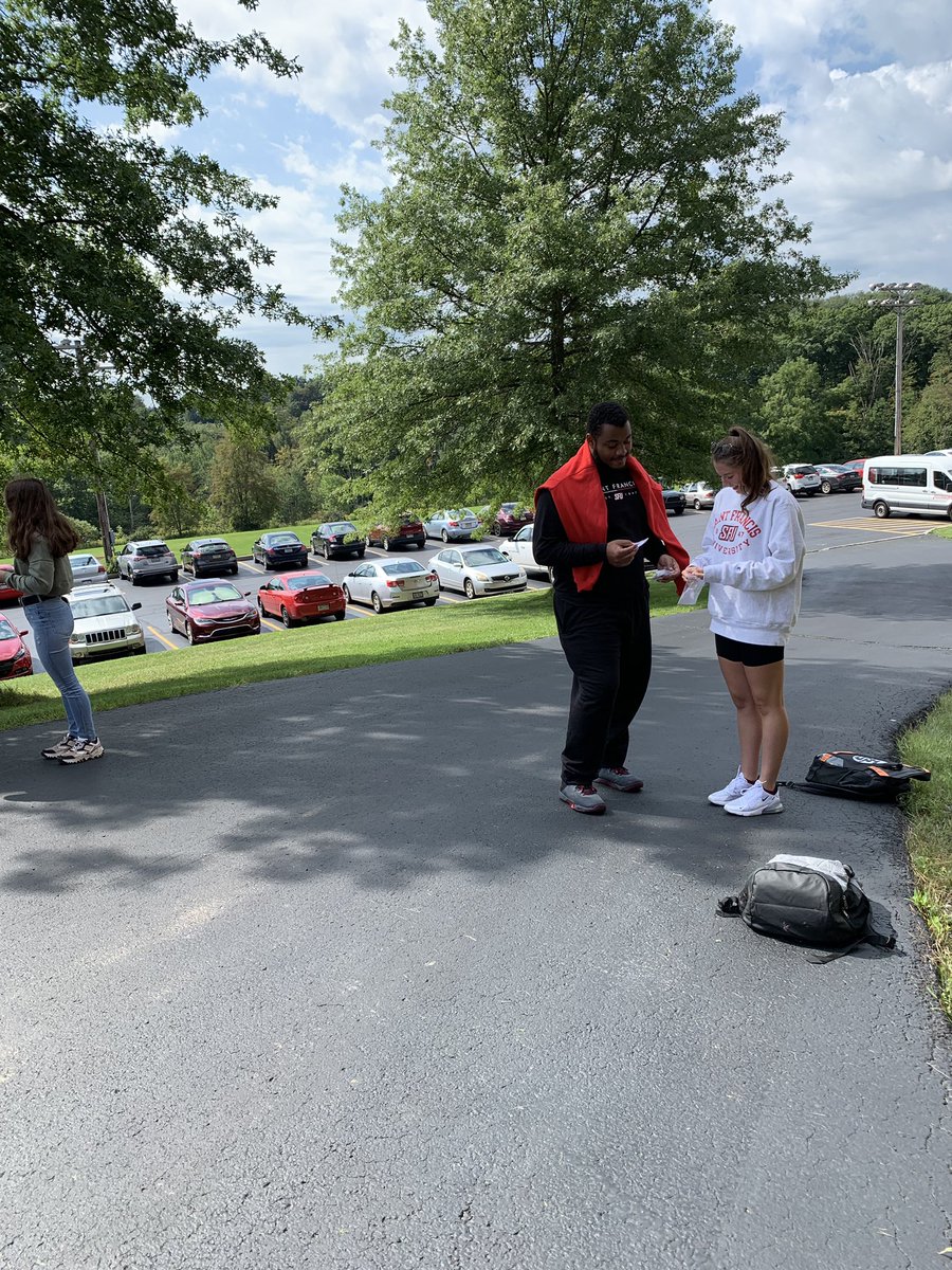 SFU_SADAS_FLI's tweet photo. “Nature is one of our greatest teachers.” 

Outside again today for our Freshman Student-Athlete Experience course! 

Continued our discussion of #values as part of their book #ThisIsDayOne by @DayOneDrew! This is also part of Year 1 of the Flash Leadership Institute! https://t.co/qrEy6qmQjk