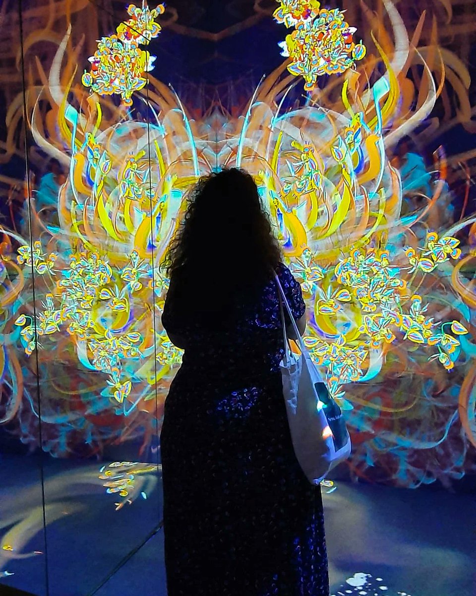 MariaPrezSantaf's tweet photo. Avui ha estat un dia intens! Matí amb el @CultiusCultural a la presentació de la nova #TemporadaCaixaForum on hem visitat la expo #teamlab, i a la tarda he anat per primer cop a la meva vida a l'Ikea 🤩 (sí, tinc 31 anys!) #Barcelona #CulturaSegura #primerscops https://t.co/SnXXAh0jvj