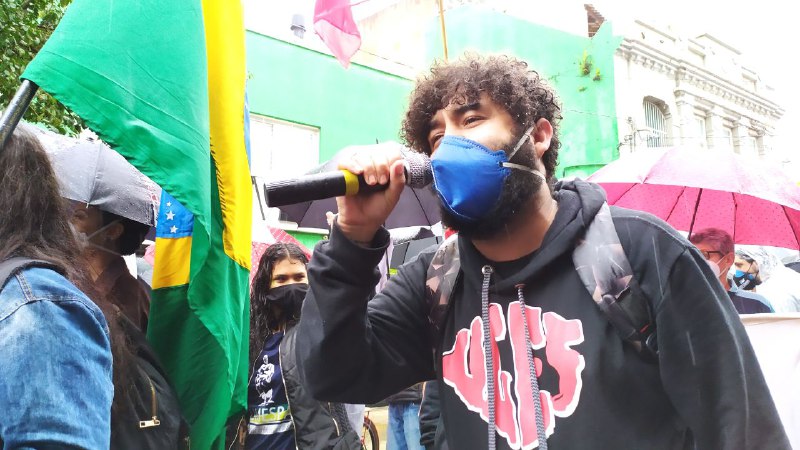 ubesoficial's tweet photo. #ForaBolsonaro até debaixo de chuva. Defendendo a democracia em Porto Alegre nesse #7Sforabolsonaro 
📸thayalvexx | CUCA da UNE https://t.co/8cDeZPqSOa