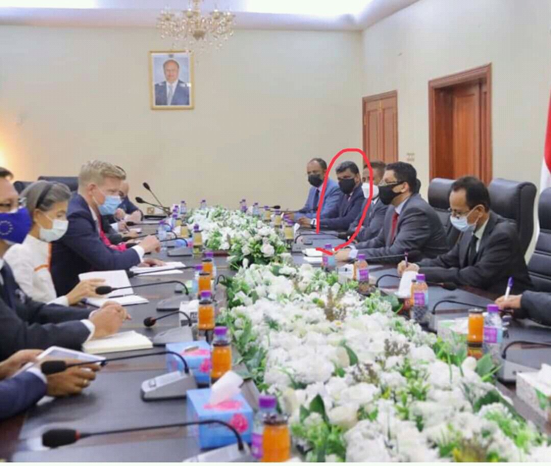 Defend_Yemen's tweet photo. وزير خارجية هادي أحمد عوض بن مبارك يعيِّن شقيقه (سالم) سكرتيرا خاصا له لسفارة اليمن بالمغرب .
ويستلم راتبين... راتب مستشار وراتب سكرتير اخوة.
المحاط بدائرة حمراء هو شقيق السكرتير المستشار ابو راتبين https://t.co/wgwW33oGvf