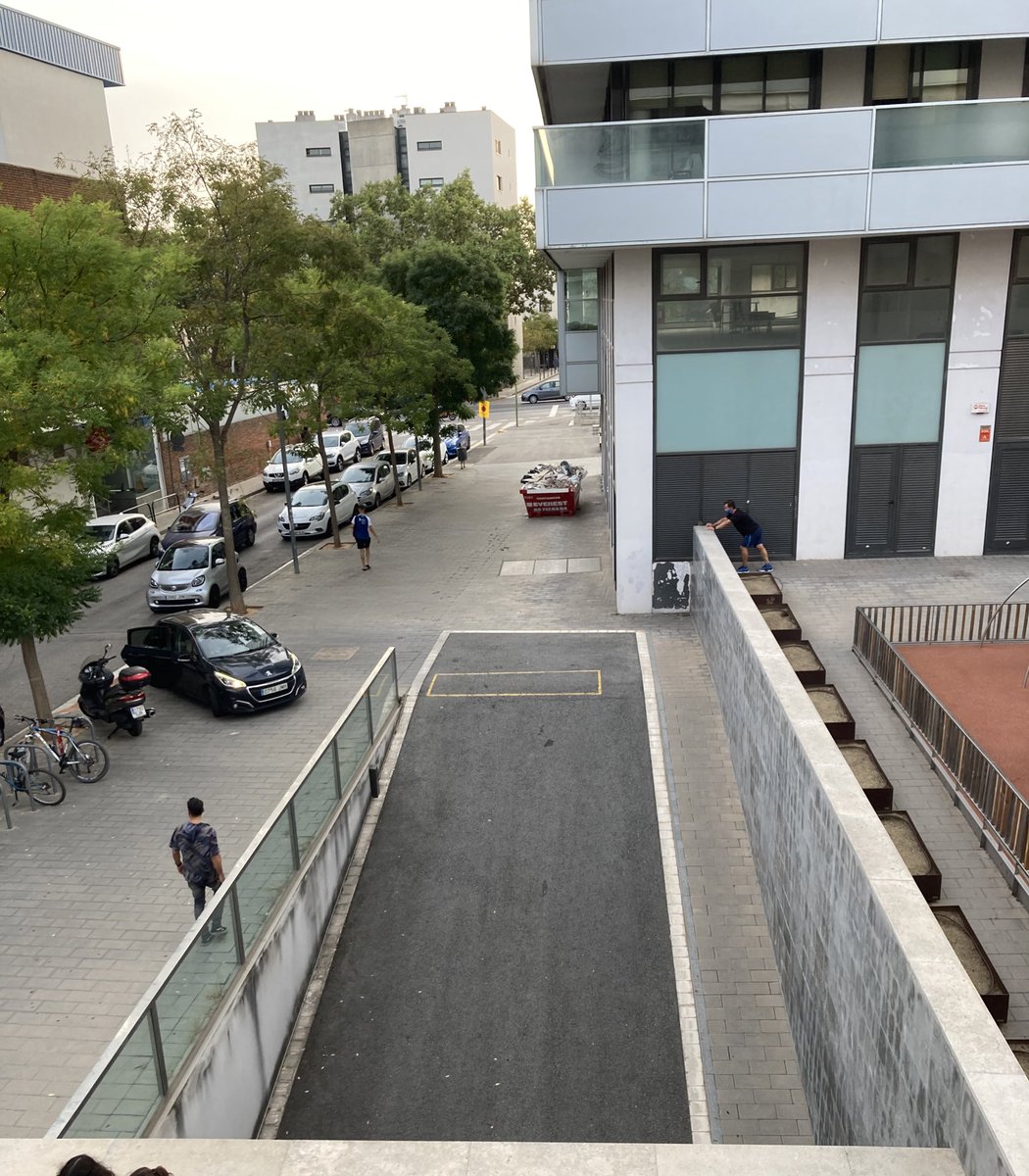 Premi al jeta de la setmana al cotxe aparcat dalt la vorera i dins el gual. Tranquiles que quan l’he increpat ha marxat conduint PER LA VORERA fent sonar la sirena per fer—me saber que eren policies #aixísí #lesvorererespelsvianants <a href="/protegimnos/">Protegim els vianants</a>