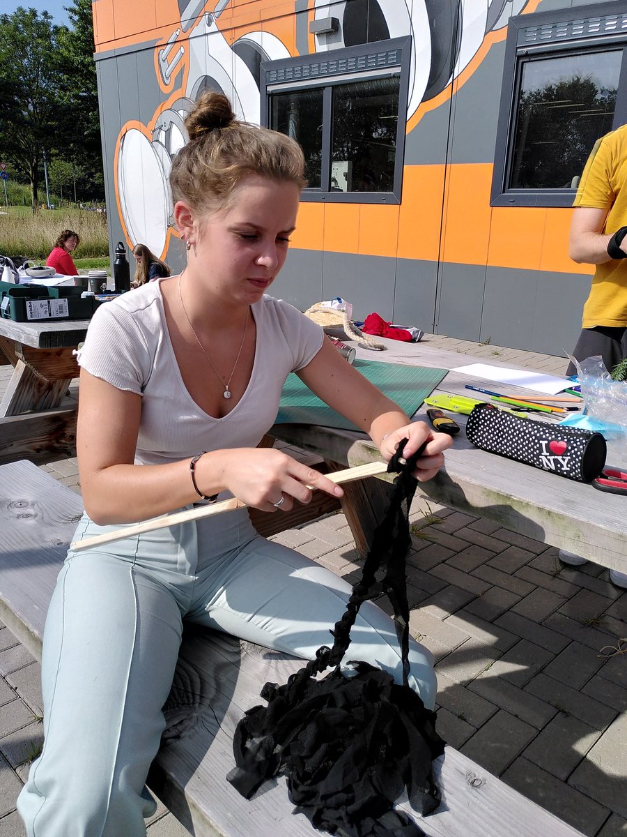 Eileenblackmore's tweet photo. Dag 2 van driedaagse make+a-thon waarin 120 1e tm 4e jaars @hanze #IPO studenten aan de slag gingen om met afgedankt materiaal dmv ambachten prototypes te maken tbv klimaatadaptatie in #groningen 
Met dank aan #goudgoed 
#groningenontwerpt
@hodnl https://t.co/OWIxfnyBlC