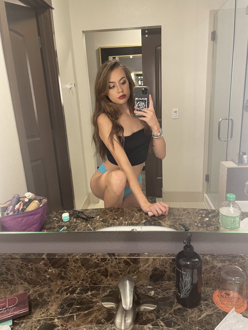 If you saw me out, what would you say to me ? 😉☀️ https://t.co/gB3q1SA37s