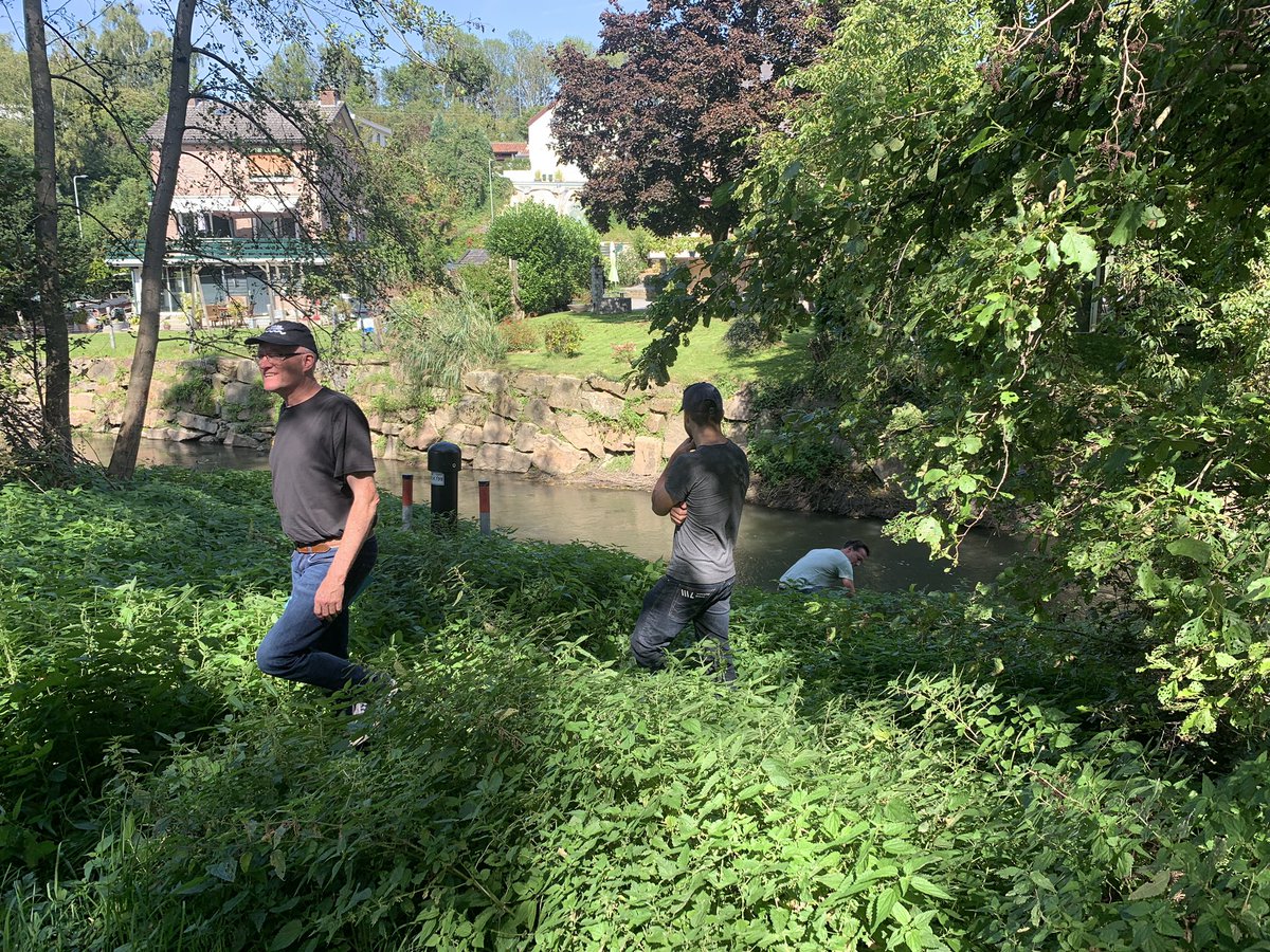 DaveDeckers's tweet photo. Tijd voor #veldbezoek. Vandaag met collega’s @WLomgeving weer het veld in👌🏻Op verschillende plekken langs de geul 💦 in #zuidlimburg met eigen 👀 enkele schadebeelden aan ons watersysteem te zien. Veel tekst en uitleg over historie van het meetsysteem en watersysteem gekregen 💪🏻 https://t.co/DMYzlZEfJn