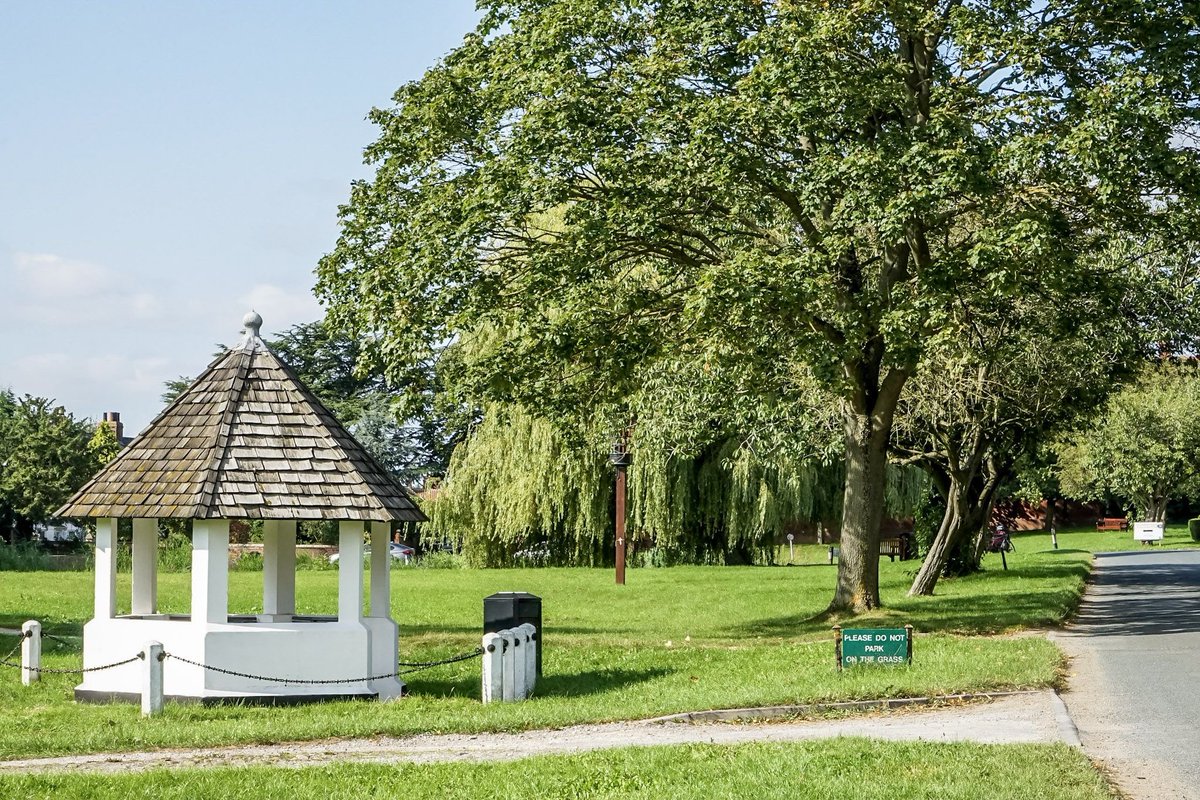 A tranquil country escape offering the perfect blend of serene nature walks &amp; cosy village pubs, all whilst being a 10 minute drive from the delights of #York.✨

South View details:
📍Askham Richard
🛏Sleeps 3
🍂Private patio
🐾Pets allowed

Book here: bit.ly/3jPgD1p
