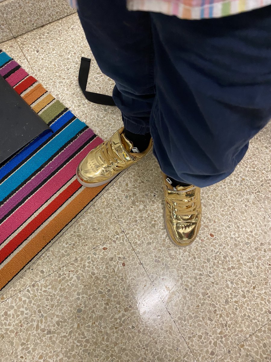 ogbonna_collin's tweet photo. Why do my students wear better shoes than me? #TheyLightUp https://t.co/fpY6Jd23sj