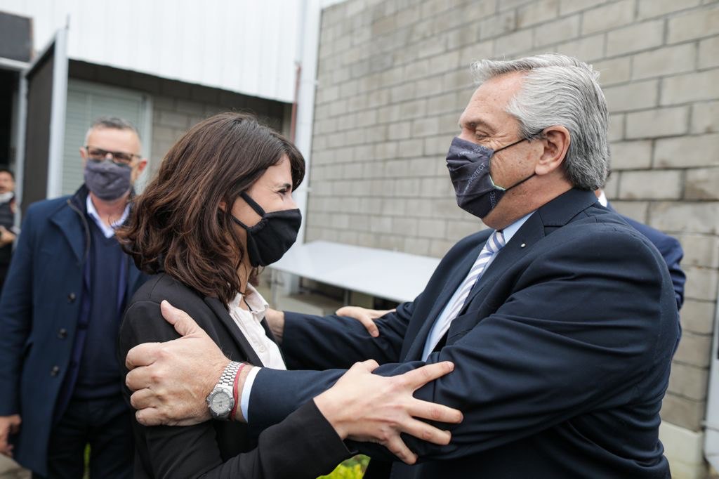 cotyalonso's tweet photo. Con mucha alegría recibimos al presidente @alferdez en la planta de @bicontinentar, una fábrica que abrió con el gobierno de Néstor en 2007, tuvo que cerrar durante el gobierno de Macri por la crisis económica y reabrió en 2021 con el apoyo del Gobierno Nacional. https://t.co/bMtKv8hGoD
