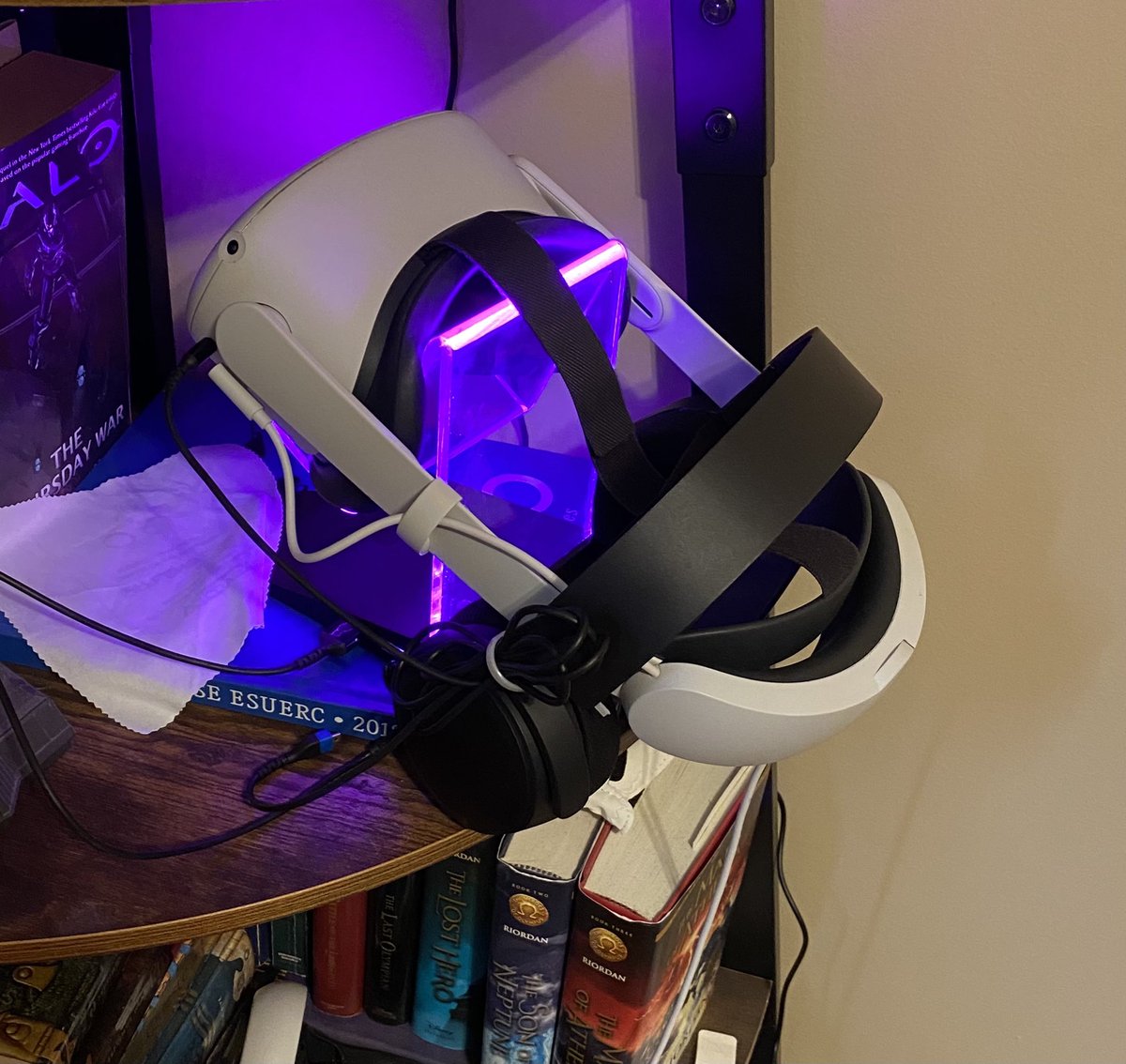 Haven’t cleaned up the cords yet, but check out this sick led stand I got from <a href="/AsterionProduct/">Asterion Products™</a> for placing 2nd in the @Redshift_VR Champion Series qualifier!