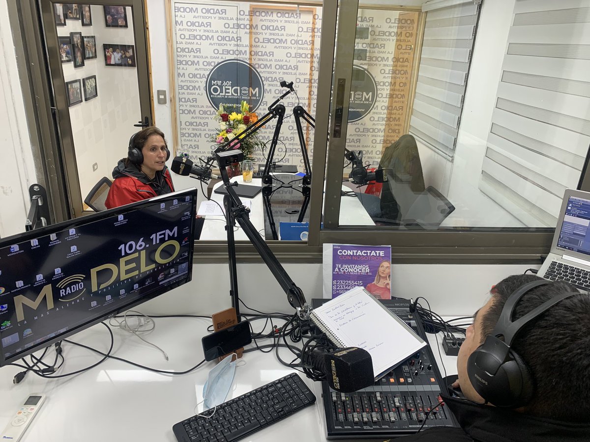 penalolen's tweet photo. Para conversar sobre avances en la comuna, acciones en seguridad y nuevas obras en salud, deportes y educación en macrosectores de Peñalolén, alcaldesa @CarolinaLeitao visitó #RadioModelo y repasó la gestión, ayuda social en Pandemia y proyectos futuros que beneficiarán a vecinos https://t.co/v7oFUBjaXl