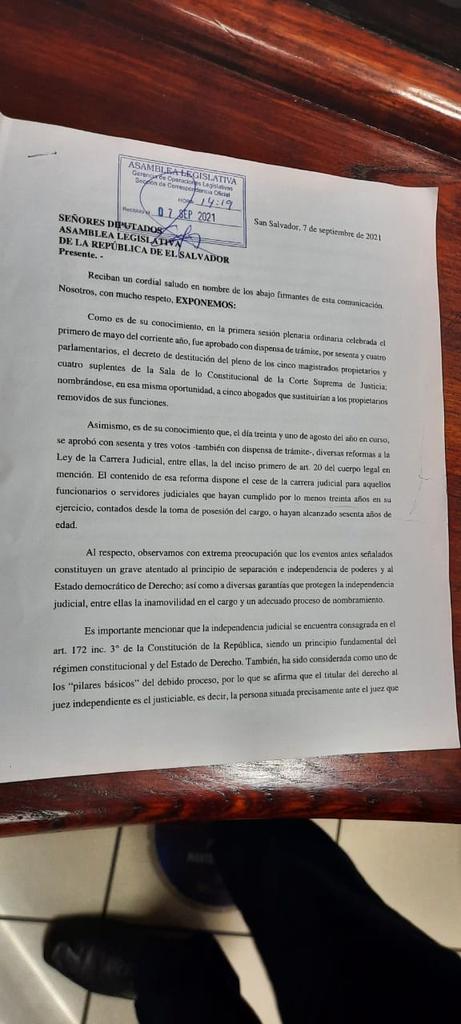 Finalmente y después de muchos obstáculos irrazonables y diversas gestiones, se nos recibió la petición de derogar el decreto de reformas a la Ley de la Carrera Judicial, en la Asamblea Legislativa.