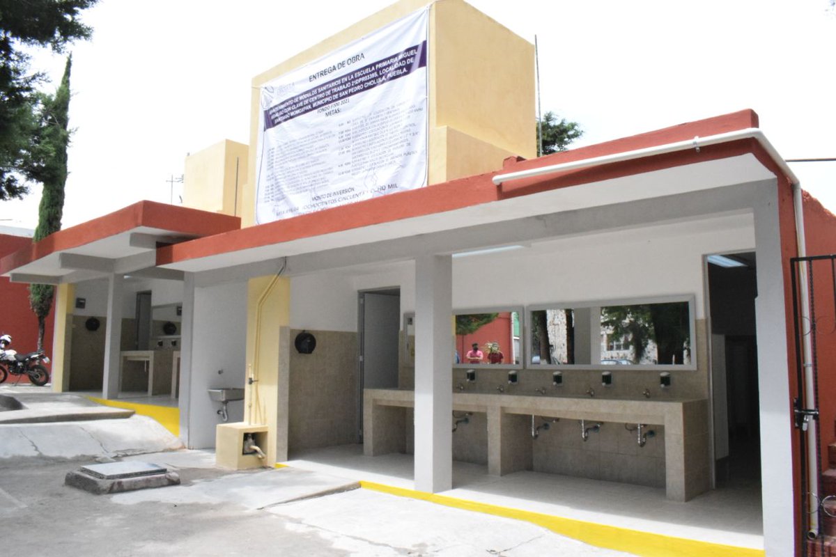 Nuestra prioridad es la salud de los estudiantes. Rehabilitamos los módulos sanitarios de la primaria Miguel Hidalgo, en Santiago Momoxpan, para un mejor regreso a clases. A esta entrega me acompañaron regidores y funcionarios de <a href="/GobiernoCholula/">Gobierno de Cholula</a>. 
#MásUnidosMásLogros