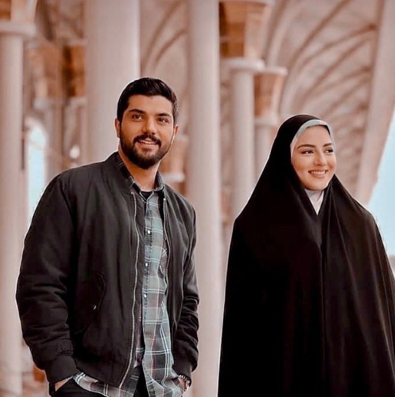 "Gülüşüne yağmur damlası çarpsa,şiir olur.
Bunu bir ben bilirim bir de gökyüzü.."