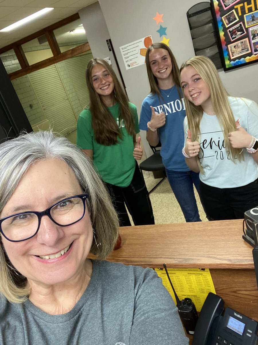 dkeeran2's tweet photo. Found some seniors on their first day of school! Have a great year everyone! #vbexperience #vb1team #schoolsecretary https://t.co/10v11Ku24Z