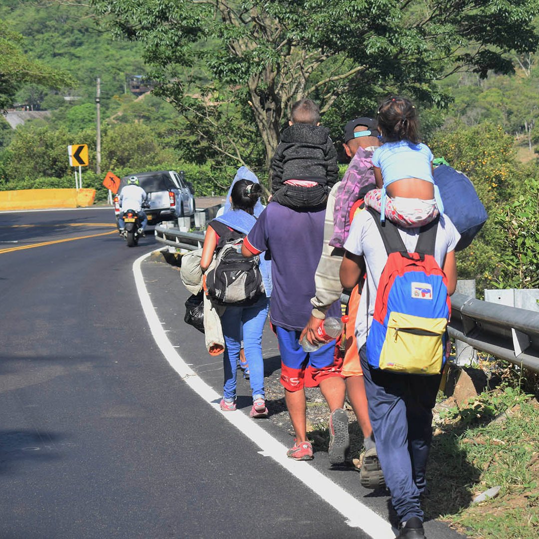 SomosJesuitas's tweet photo. Informe de la Red Ignaciana Global - GIAN de Migraciones:
"Conectados en la globalidad de la migración y la hospitalidad"
🏞️🚶🏽‍♀️🚶🏽‍♂️🛣️🧡
👉🏽 https://t.co/WeVR5zasgq

#SomosJesuitas #Caminantes #Migrantes #Migraciones #Hospitalidad #Refugiados https://t.co/djFFHc5PIk