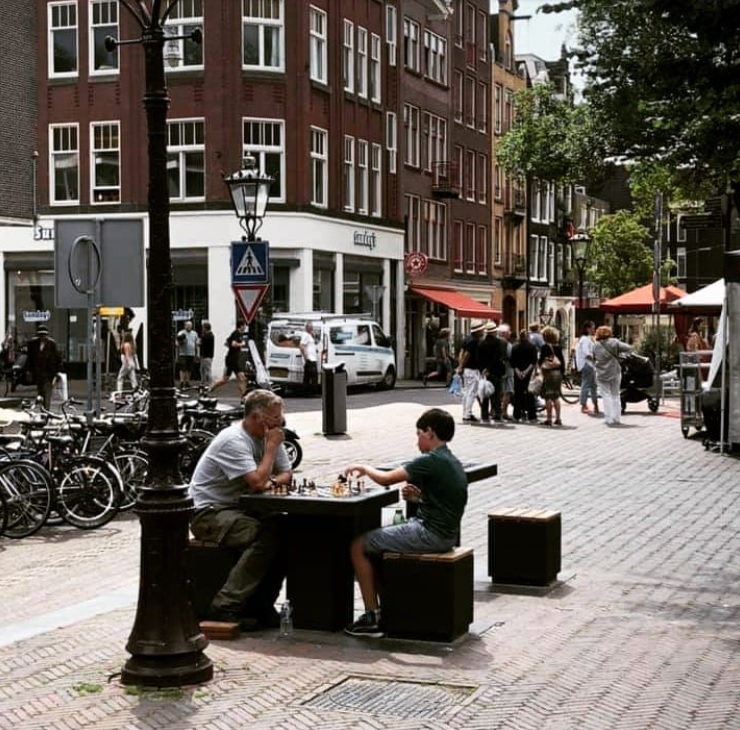 .A.s zaterdag 11 september om 14.00 uur worden de schaaktafels op het Haarlemmerplein in #Amsterdam geopend🍾. <a href="/texdewit/">Tex de Wit</a> geeft er een simultaan.

Inmiddels hebben 32 gemeenten in NL schaaktafels geplaatst en lopen er gesprekken over #UrbanChess in zo'n 40 gemeenten! <a href="/schaakbond/">Koninklijke Nederlandse Schaakbond</a>