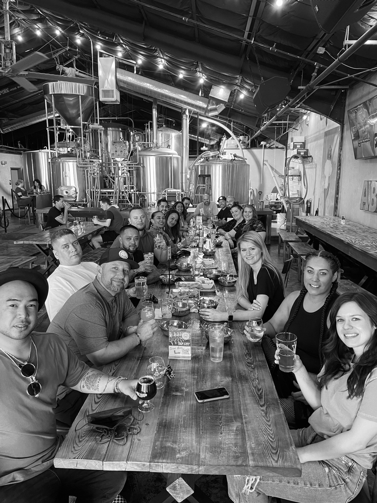ExhibitHappy's tweet photo. “The strength of a team is each individual member. The strength of each member is the team.” - Phil Jackson
Throwback to August’s pop-up event at Able Baker Brewing 🙌🏽🖤
#exhibithappy #teamsteelhead #tradeshows #eventmarketing #eventprofs #exhibitors #funalongtheway https://t.co/Hh3Id8SBDC