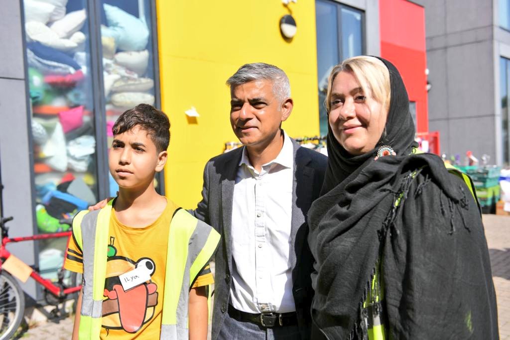 I've always said being Mayor is the best job in the world. But days like today w <a href="/HubLewisham/">Lewisham Donation Hub</a> &amp; <a href="/LittleVillageHQ/">Little Village</a> make me so proud. This is London:

A city that stands up for others and gives asylum to those in need.

A city that sends a message to the world: Refugees are welcome.
