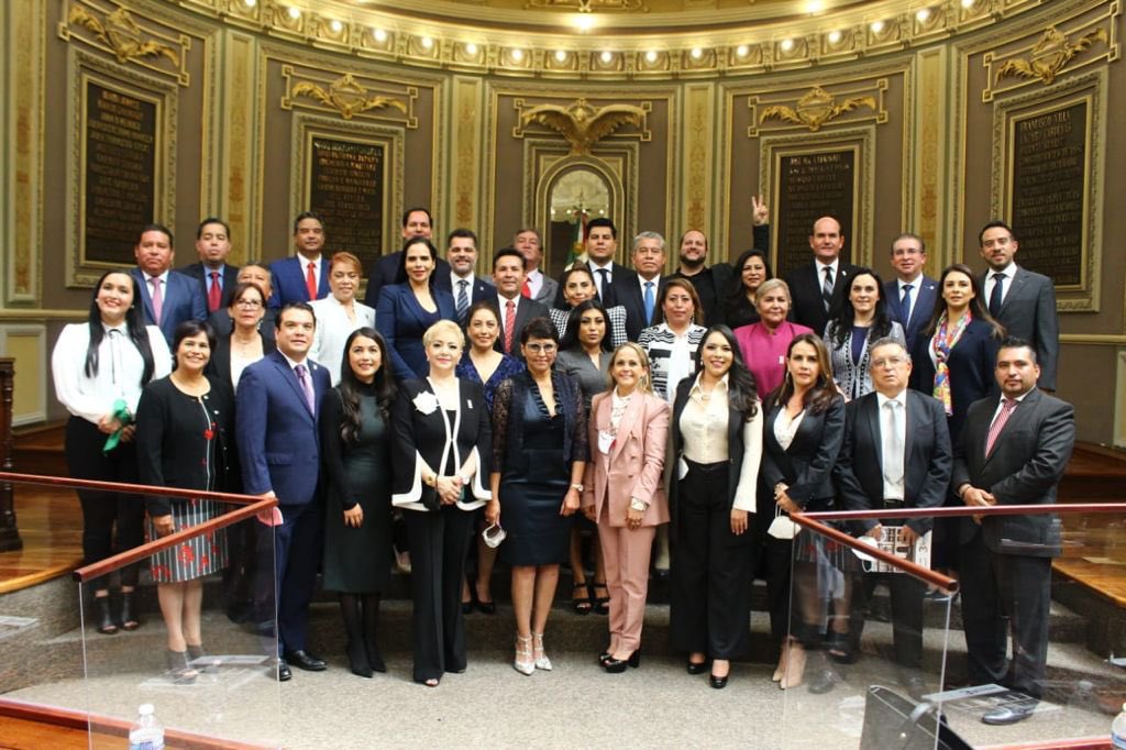 ArmandoGA26's tweet photo. 📷⚖️ Junto con mis compañeras y compañeros diputados, asistí a la Sesión Solemne del @CongresoPue, donde se rindió el #3InformeLegislativo de la Sexagésima Legislatura en la que tuve el honor de representar a los poblanos. 👇 https://t.co/fZSoESvtn2