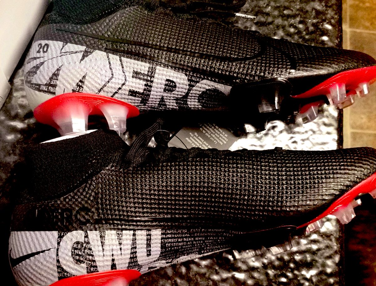 BWood135's tweet photo. ITS GOTTA BE THE SHOES @_makinzie_ https://t.co/Oe9DZLTwzz