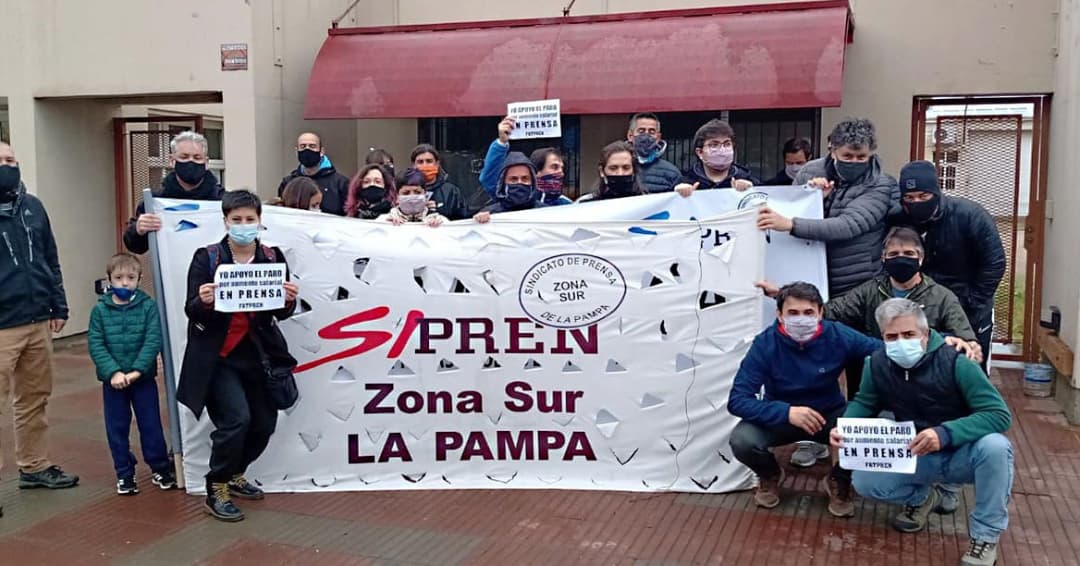 PrensaFATPREN's tweet photo. 📣 Contundente #ParoNacional en prensa escrita por recomposición salarial
👉 Leé el comunicado completo https://t.co/KJefiM8M0x https://t.co/s53TlF11r4