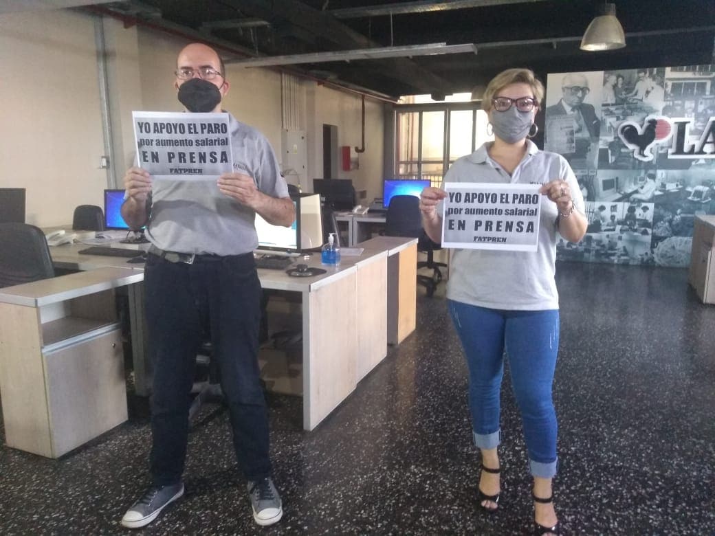 PrensaFATPREN's tweet photo. 📣 Contundente #ParoNacional en prensa escrita por recomposición salarial
👉 Leé el comunicado completo https://t.co/KJefiM8M0x https://t.co/s53TlF11r4
