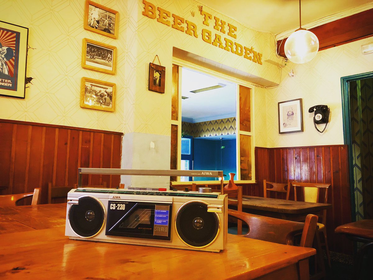 Ya estamos de vuelta al pasado. 
Esta semana, sólo hasta el jueves, os esperamos con tapes y tapas. 🤸 Fuerza y brío!! ❤️
#vueltaalcole #beergardenMadrid #craftbeer