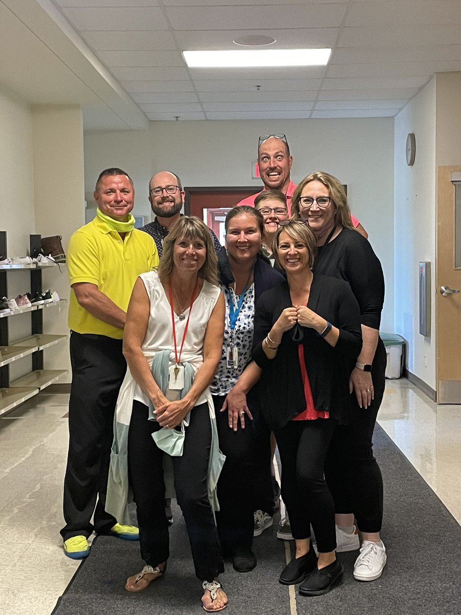 MrsMackieteach's tweet photo. First day!! #div2 #wealreadytookthephoto #goonsquadtoonsquad @CrooksPortia @MrBananaPeel2 @rightmrknight @ProfessorRiegel @3MarciaHagedorn @cove_jim @sarahsamp13 https://t.co/7gY33kSPgZ