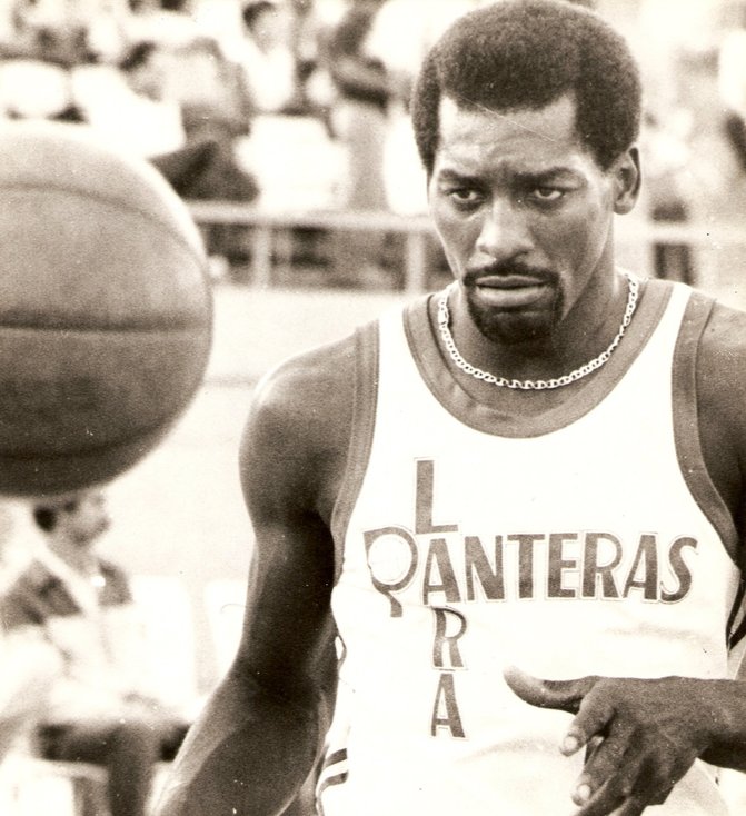carvareloso's tweet image. Sólo los de la vieja escuela del Basket 🏀 sabrán el nombre de este carismático jugador muy querido por la afición quien jugó 23 temporadas en  🇻🇪 nacido en USA pero con tanto amor a nuestro país que se nacionalizó y llegó a defender a la vinotinto, mejor conocido como &quot;el mago&quot;