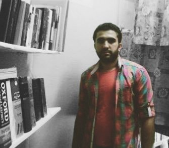 #شعرشبانه
اینجا کسی آرمیده است که زیست؛بی آنکه شک کند
که سپیده دمان برای هر زنده ای زیباست
هنگامی که میمرد پنداشت به جهان می آید،
چرا که آفتاب از نو می دمید.

سومین سالگرد آن شب شوم گذشت و با یادِ #زانیار_مرادی و #لقمان_مرادی بایدبنویسم که:
#مزارشان_کجاست ؟!
پ.ن: شعر از پل الوآر