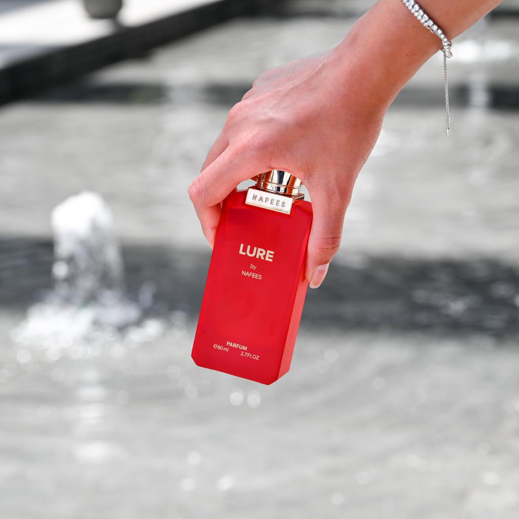 LURE
الزعفران والكشمش مع زهرة اللوتس والفانيلا مع التوت .
80 مل