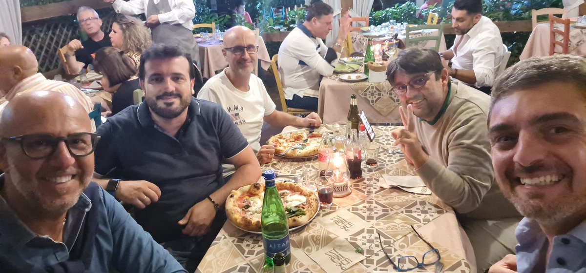 GabrieleGranato's tweet photo. Il primo incontro in presenza del gruppo di @Fare_Digitale dedicato al #lavoro e alle professioni in ambito #digitale non poteva che tenersi in questo modo π
#DigitalPizza πβοΈ https://t.co/rPjaWZZEnm