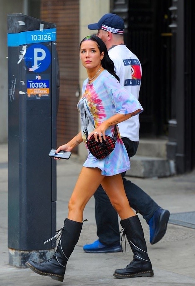 Hailey bieber. Melanie c 2023. Socks унижение. певица дойа кат. Off her shows off.