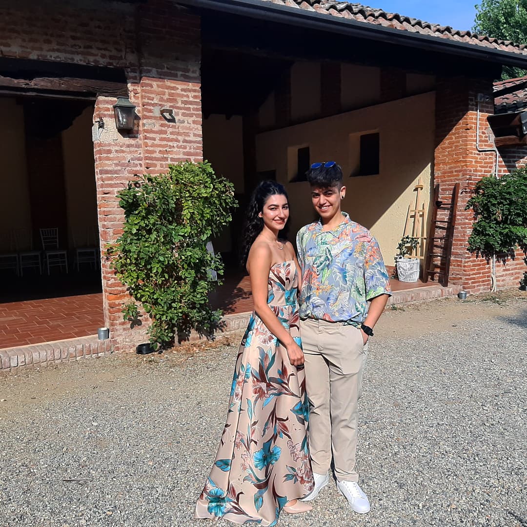 ricreaty's tweet photo. io e la mia gf siamo state al matrimonio di mia cugina, questi erano i nostri outfit e, nonostante avessimo doppia possibilità, non siamo riuscite a prendere il bouquet, MA ci sposeremo comunque un giorno, ciao #lesbiansquad 🏳️‍🌈❤ https://t.co/YWp4ohJc6M