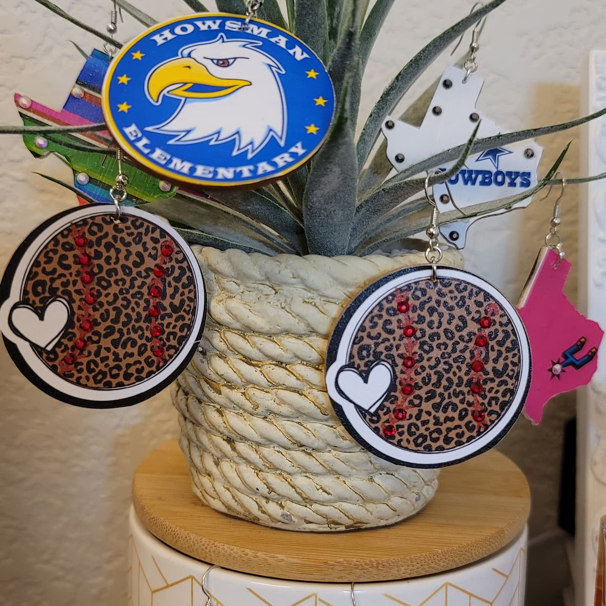 _sparkle_75's tweet photo. Love my school earrings! I made several this wknd..I love creating fun, new things💙💛#schoolspirit #eagles https://t.co/gIK9pHOjan
