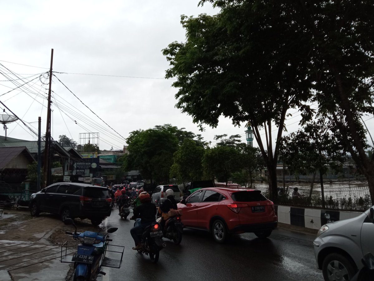 Antrian kendaraan dikawasan Jl.Dr.Soetomo yang disebabkan ada genangan air cukup dalam dikawasan tersebut.