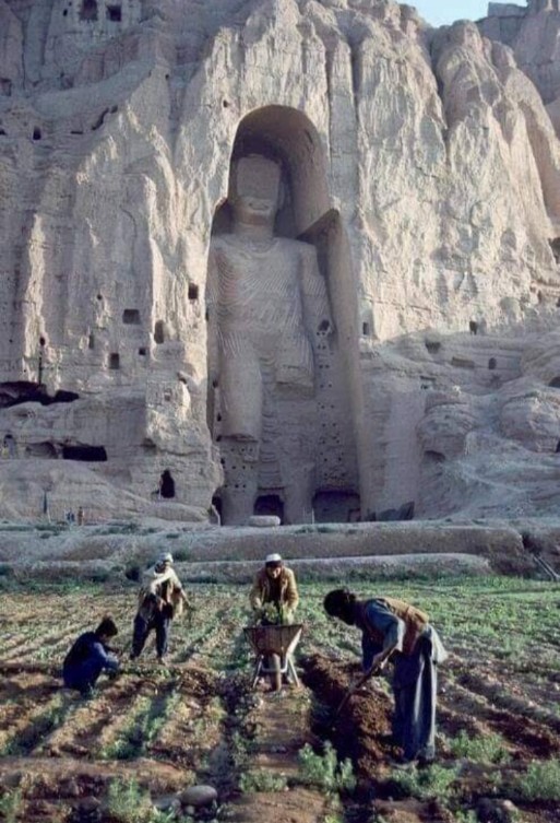 shagunra's tweet photo. @Informer786 @hamza_hazard7 @calxandr The Buddhas of bamiyan in afghanistan 6th-century https://t.co/j4jIFbmwOJ
