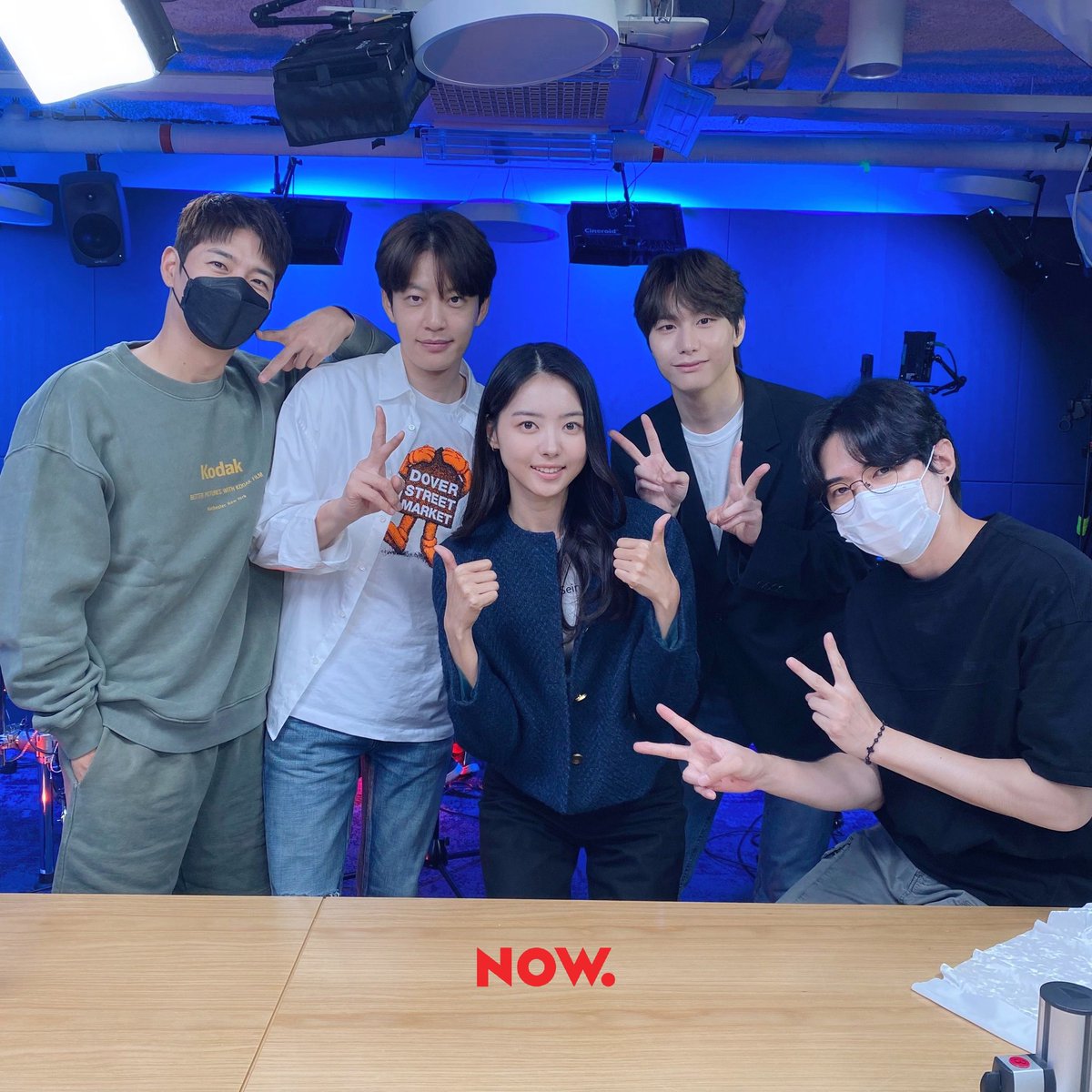 npop_zip's tweet photo. 가을이니까🍂 감성 촉촉해지는 뮤지컬 한 편 같이 보실래요? #세븐 #임나영 #강승식 <#사랑했어요>의 주연 배우가 #지오디 #점심어택 에 왔습니다💙
라이브 무대 ➕ 세 사람의 꿀케미! 지금 보실 수 있어요😎 #NOW온에어 #god 보쇼🍁같이보기https://t.co/XPiEDgfh70 https://t.co/Evt8c1D5Ao