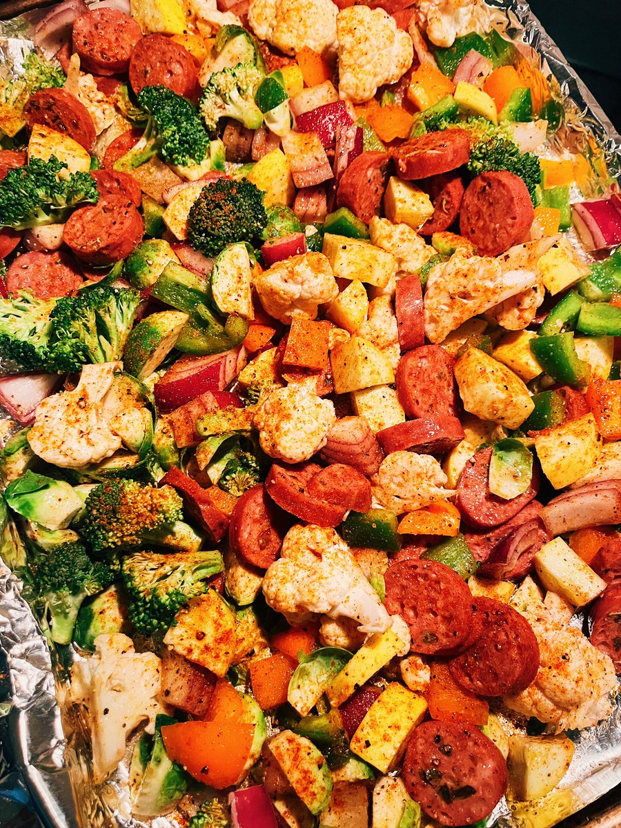 alexblainecass's tweet photo. #20minutemeal inspo: line a sheet pan w/ foil, roast your favorite veggies + @twrgrassfedbeef (go for the jalapeño cheddar sausage) + @OLDBAYSeasoning. It’s yummy, healthy &amp; better for the environment… w/ no cleanup. Loving this beef company, thanks to @ChefHosea (via @MashedHQ) https://t.co/81ghpOVQz0