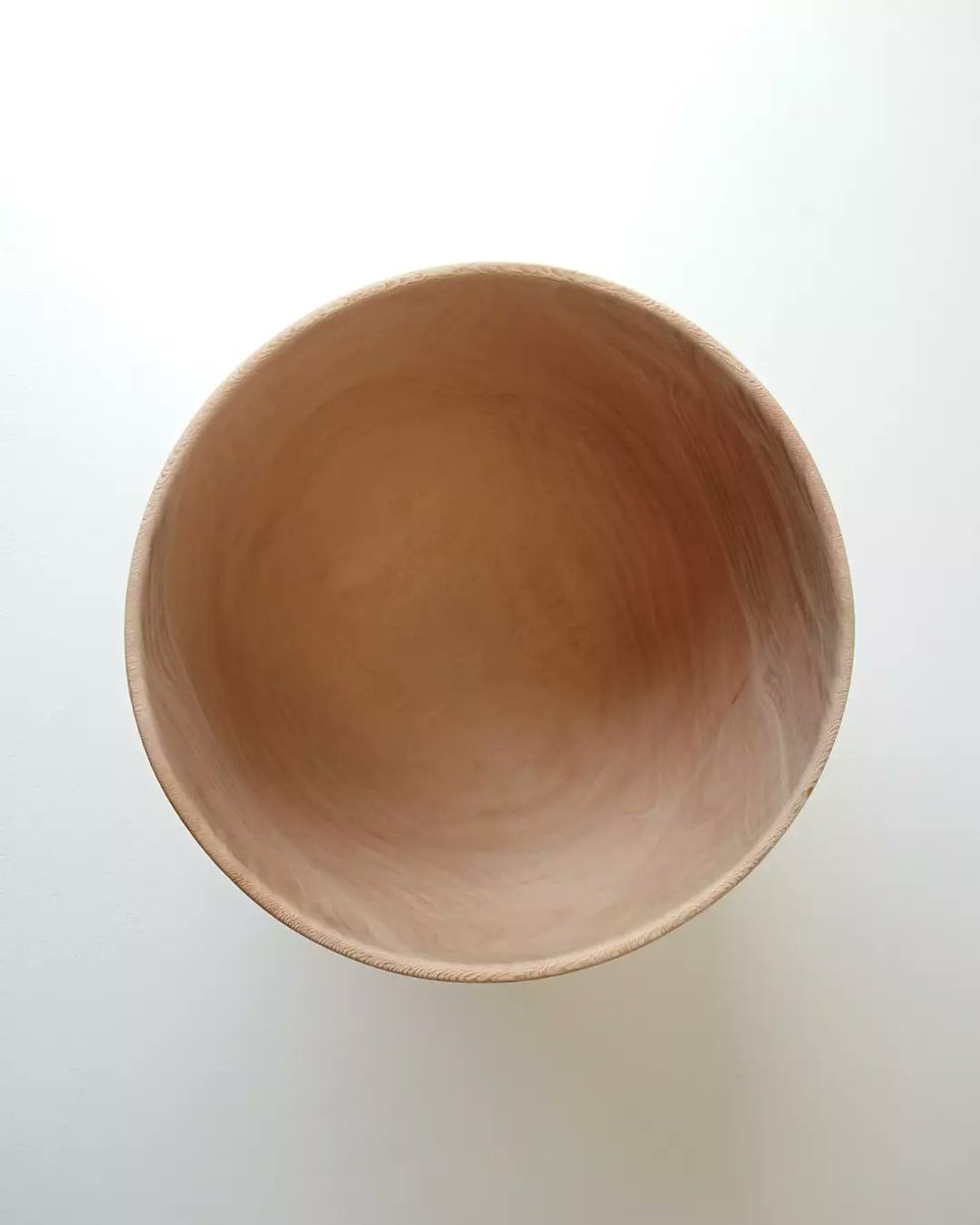 できた！フーッ😗💨
Done!🙌

#器 #木工 #ウッドターニング #手彫り #プラタナス  #スズカケノキ #handcarving #woodworking #woodturning #craft #wabisabi #mokkou #londonplane #planetree #vessel #bowl #treen #woodwork #locallysourced #craftfestivalboveytracey #gettingready #craftfestival