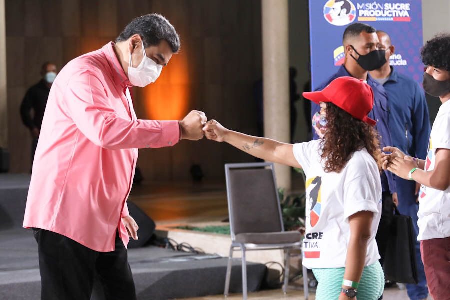 Presentamos al presidente <a href="/NicolasMaduro/">Nicolás Maduro</a> el Plan Victoria Bicentenaria, inicio de clases seguro y progresivo 2021-2022, proyecto que él mismo mostró a toda #Venezuela, y que bajo su aprobación y recomendaciones estaremos ejecutando este venidero mes de Octubre.