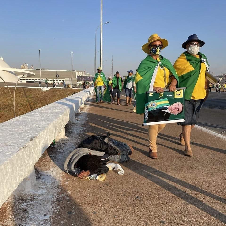 ragbhte's tweet photo. Cada um enxerga o Brasil que "quer" ver. Uns enxergam com os olhos da ingenuidade, outros sob o olhar da ignorância, mas há aqueles que enxergam com os olhos da conivência e/ou conveniência!
Mas ainda #somos70porcento! # https://t.co/yN2asxcBbJ