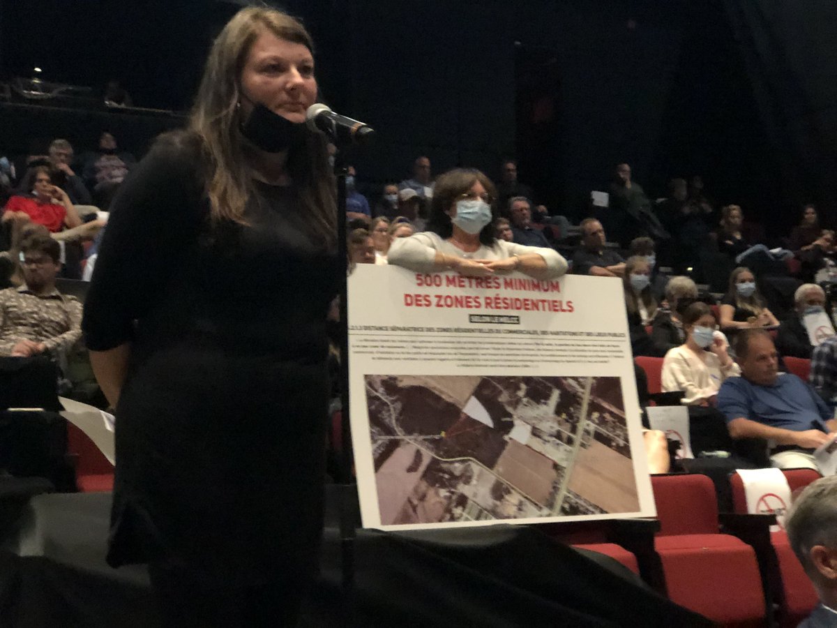 Forte opposition au projet de bioparc à Laterrière. 150 personnes (salle comble) présentes à la salle Pierrette-Gaudreault de Jonquière où a lieu la séance du conseil de Saguenay. #rcsag