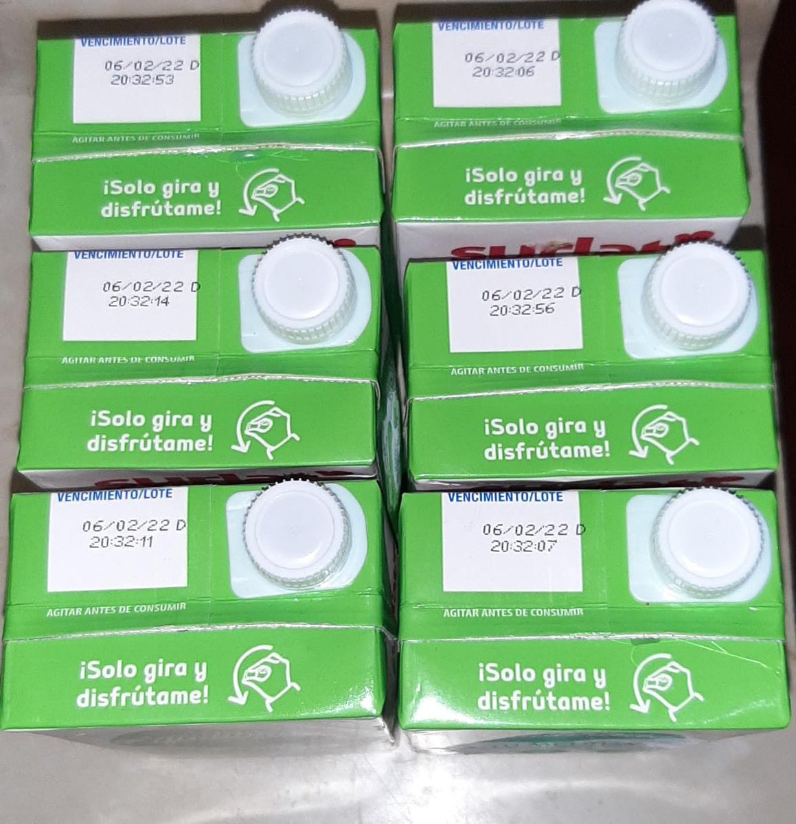 xBondSx's tweet photo. @SurlatChile Hola, el día Lunes 06 de septiembre, compre 6 cajas de leche semi-descremada en el supermercado Unimarc de coronel, las 6 cajas de leche tienen un sabor amargo (en mal estado), están intomables, necesito una solución por favor. https://t.co/WmankzRovL