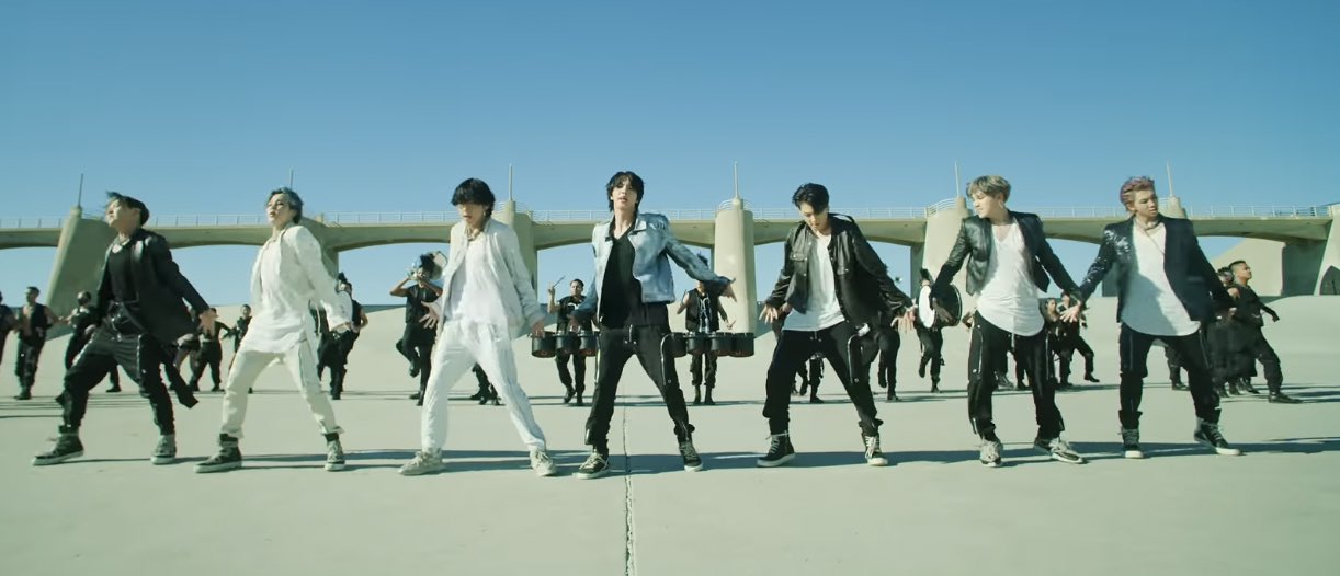 Bts123 Onのmv 最初ジミンちゃんだけが白衣装であとは黒 ホビがダンサーと一緒になって振り付けが固まって見えるのがちょっと残念と言うことでテテも白に そして なんとジンくんはその場で前だけ白スプレーかけてリメイク よく見たら半分は黒 Bts123 Onのmv 最初ジミンちゃんだけが白衣装であとは黒 ホビがダンサーと一緒になって振り付けが固まって見えるのがちょっと残念と言うことでテテも白に そして なんとジンくんはその場で前だけ白スプレーかけてリメイク よく見たら半分は黒