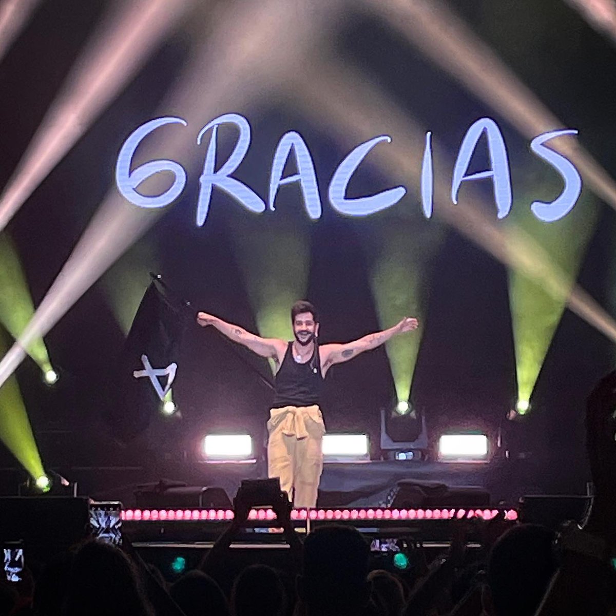 orlandosuarez's tweet photo. Fantástico el #concierto de @CamiloMusica en #Zaragoza, en el que es el #primertour del cantante colombiano, acompañado por su mujer, @Montanerevaluna, y sus padres, que han disfrutado entre el público, con baile y beso incluidos… 😊 https://t.co/vgmGxw9tXw