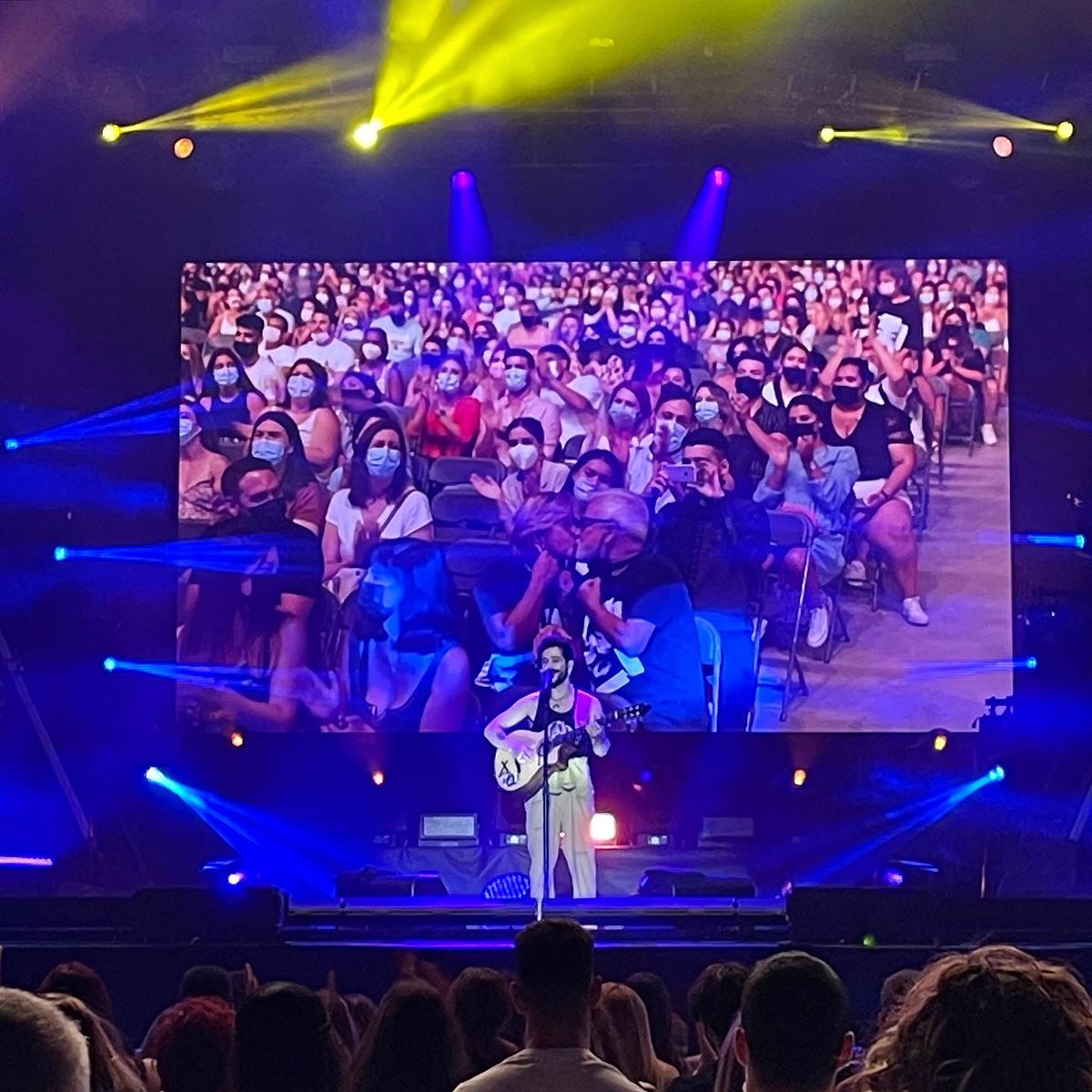 orlandosuarez's tweet photo. Fantástico el #concierto de @CamiloMusica en #Zaragoza, en el que es el #primertour del cantante colombiano, acompañado por su mujer, @Montanerevaluna, y sus padres, que han disfrutado entre el público, con baile y beso incluidos… 😊 https://t.co/vgmGxw9tXw