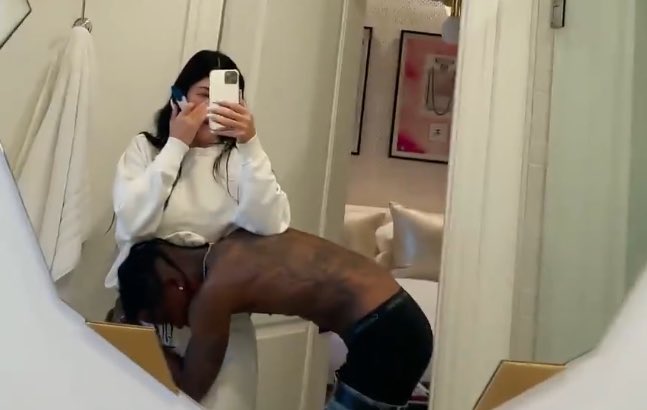 nepobabys's tweet photo. i can’t talk right now i’m crying over kylie jenner pregnancy https://t.co/UsXfpl0kOe